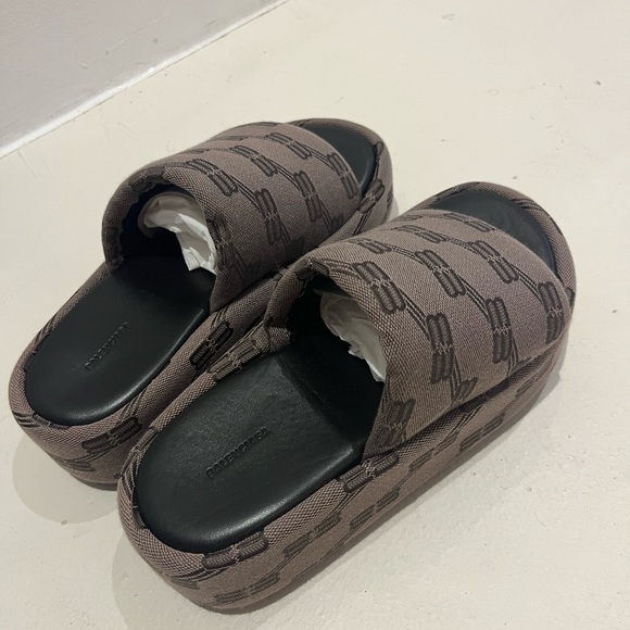 BALENCIAGA BB LOGO-JACQUARD CANVAS FLATFORM SLIDES IN DARK MINK GREY/BROWN - Picture 6 of 8